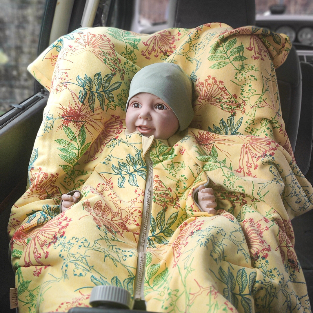 Unser wärmender Kindersitzponcho Happy "Floral Gelb" von Kikkifax