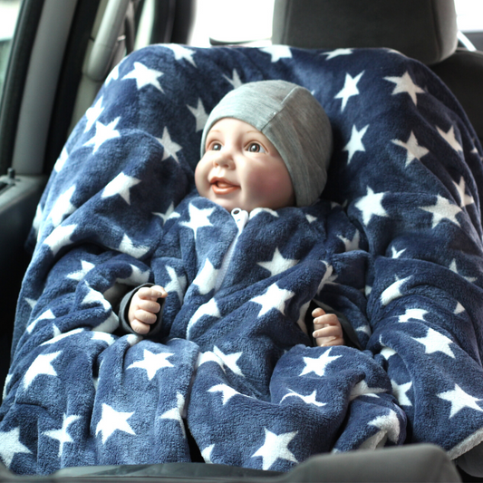 Kindersitzponcho "Blue Stars" von Kikkifax aus weichem Wellnessfleece.